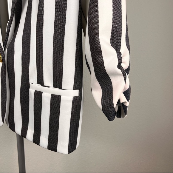 NYCC Gray & White Striped Blazer Small
Monochrome Striped Women's Blazer - Picture 4 of 8